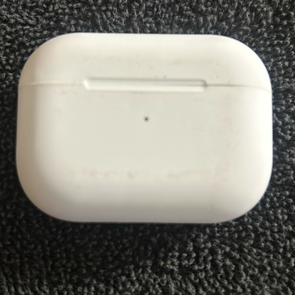 These earbugs DO NOT come with charger - Picture 1 of 4